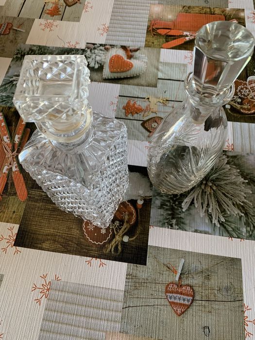 Garrafas de licor trabalhadas e antigas