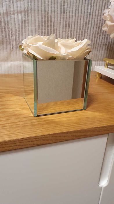 Suporte em vidro e rosas.