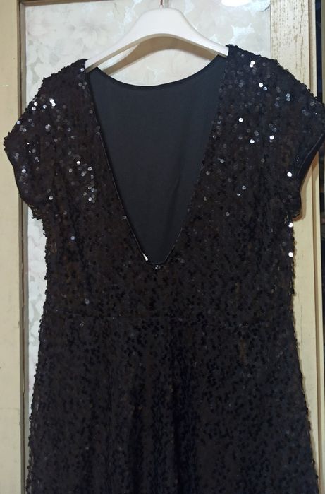 Sukienka cała w cekiny, dekolt na plecach