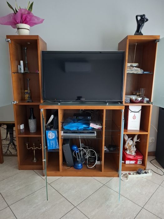 Móvel de sala com 2 torres laterais.