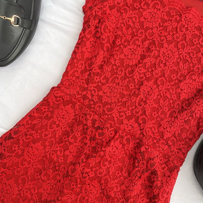 Czerwona koronkowa sukienka, Orsay