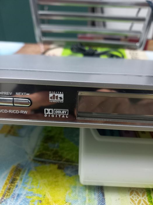 Leitor  de DVD  da marca Denver em  ótimo estado e a funcionar  perfeitamente, oferta de 10 DVD originais.