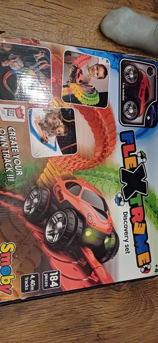 Tor flextreme dl. 4,4m smoby samochód 
Samochód z dwoma kolorami "ka