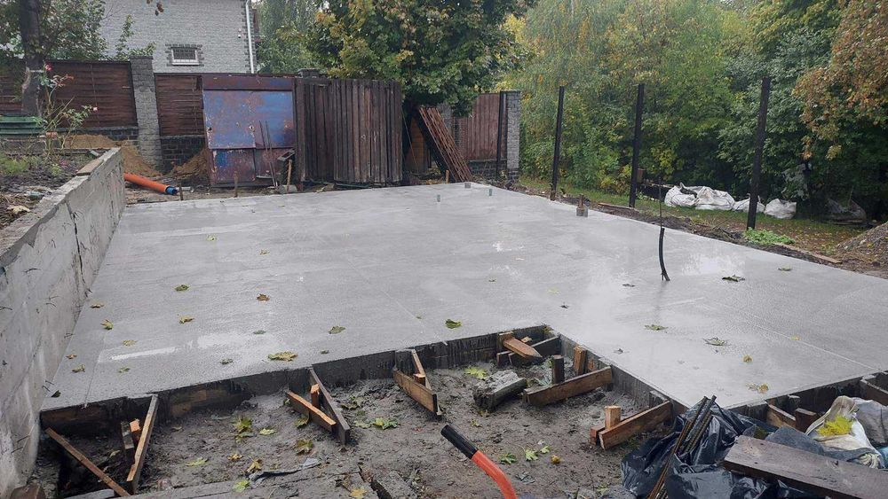 Будівництво фундаментів, парканів, укладання тротуарної плитки