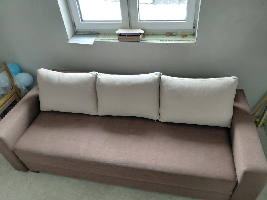Kanapa brązowa z poduszkami, łóżko, sofa, transport.