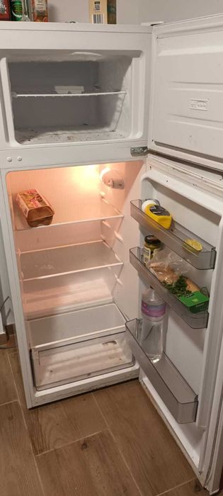 Máquina de lavar e refrigerador