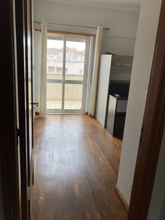 Quarto em T2 para arrendar