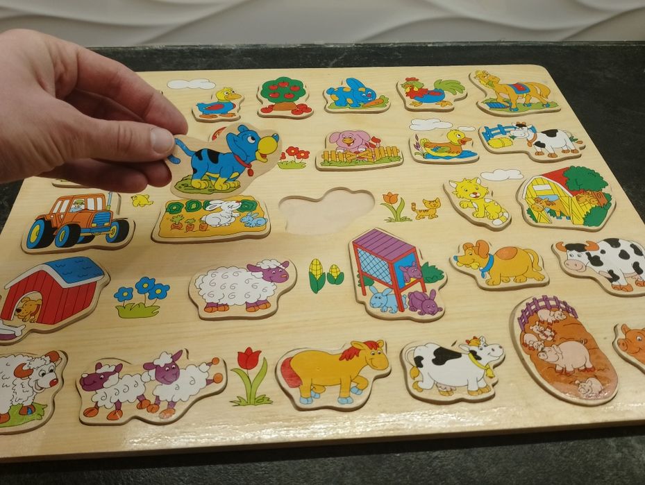 Drewniane kształty i klocki.