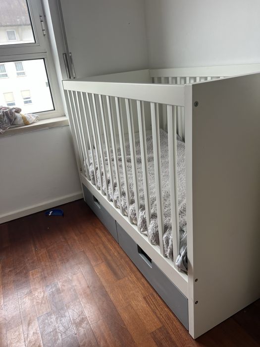 Cama bebé com colchão