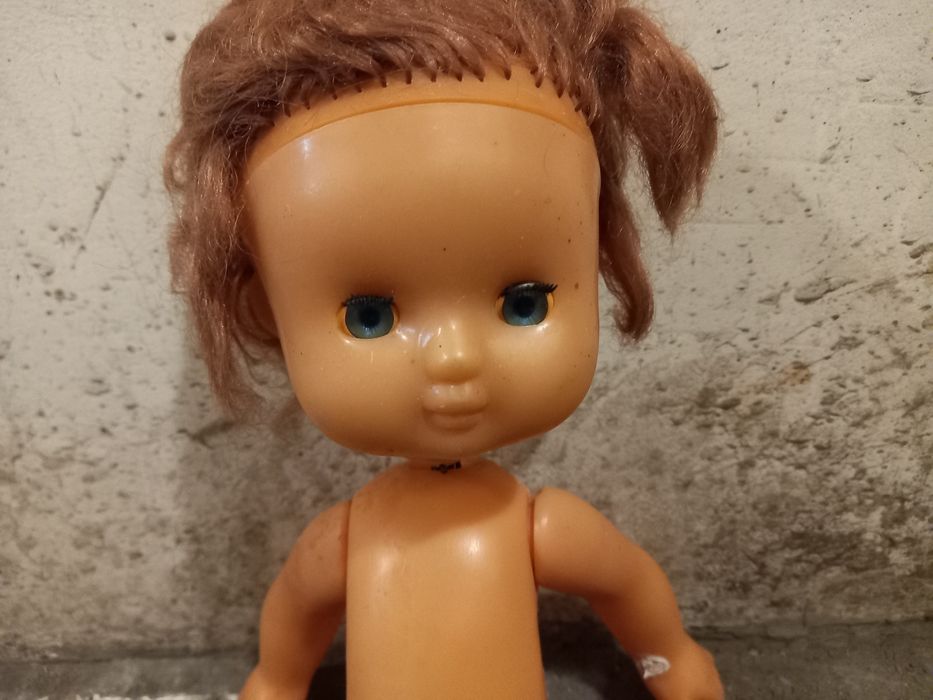 Кукла старая на резинках