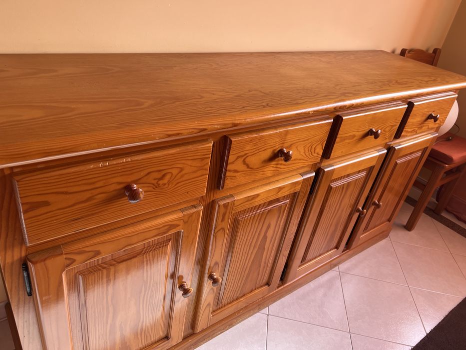 Aparador, mesa, 6 cadeiras e tapete