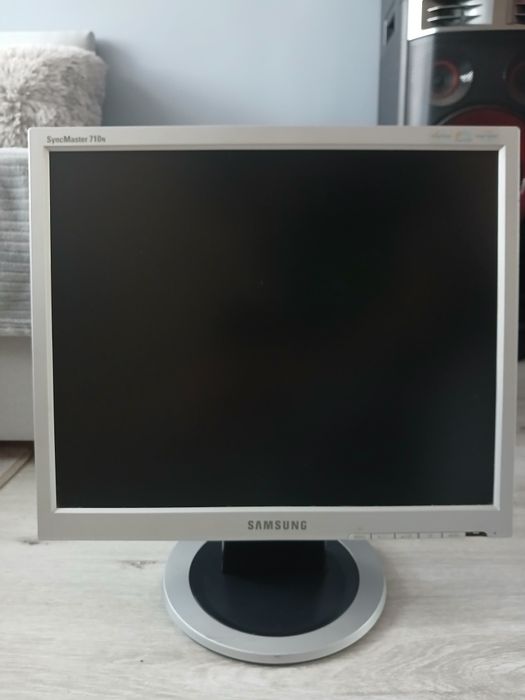 2 monitory z Klawiaturą