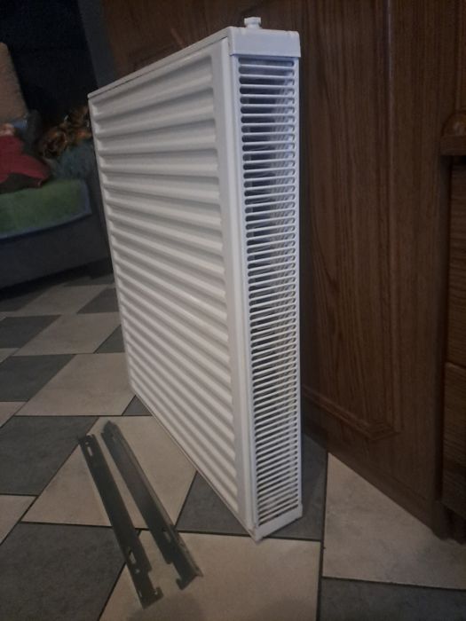 Grzejnik płytowy / ścienny - 72 / 60 cm