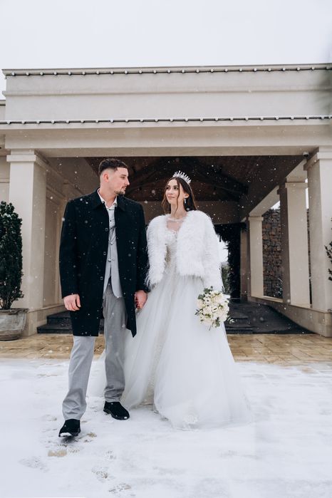 Неймовірно гарна біла шуба