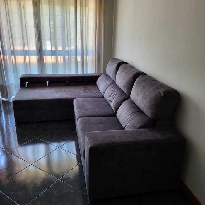 Sofá cinzento de 3 lugares com chaise longue