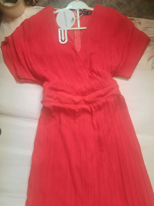 Красивейшее красное платье плиссировка.42-44.