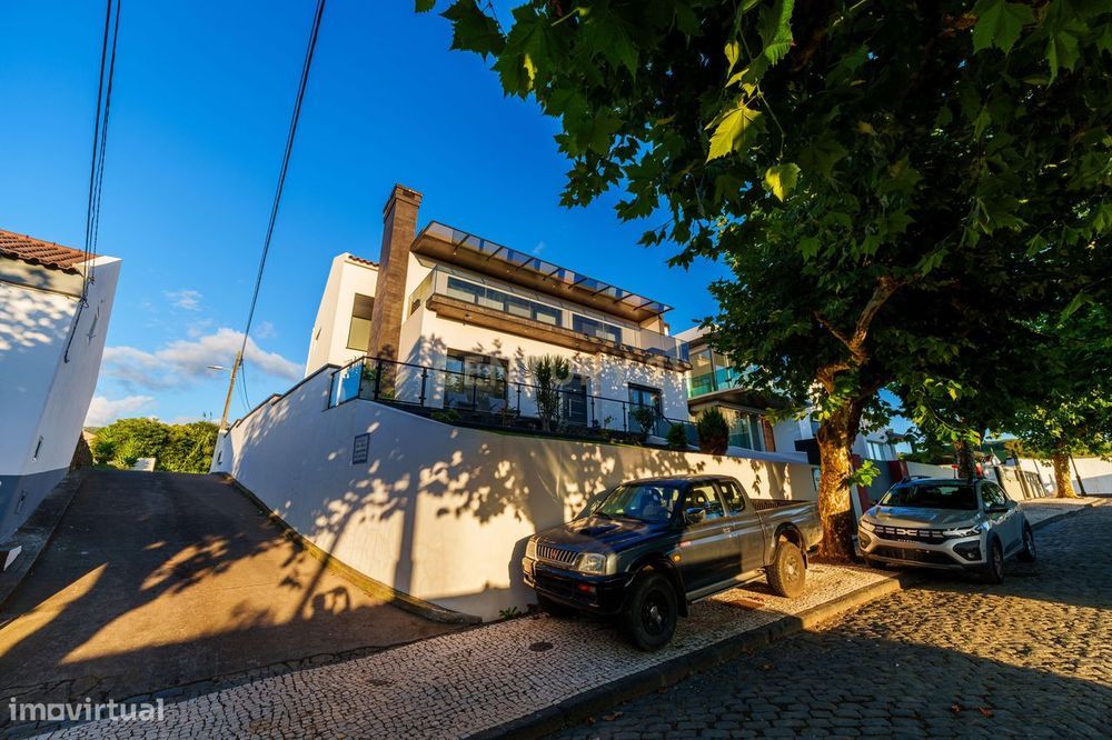 Moradia T3 com Vista Mar e Acabamentos de Excelência na Lagoa