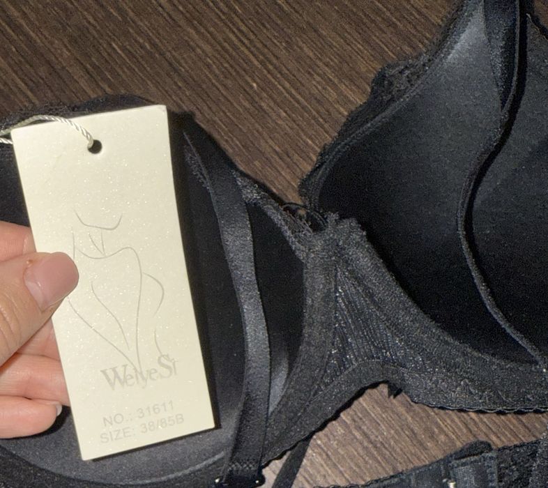 Бюстгальтер, жіноча білизна В