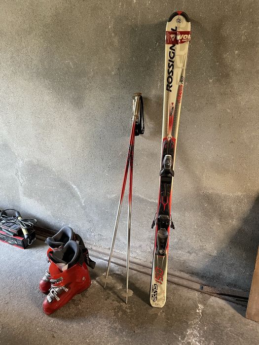 Esquis com botas e bastões