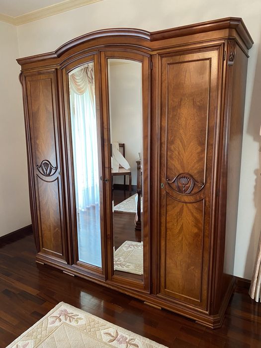 Roupeiro em madeira cerejeira