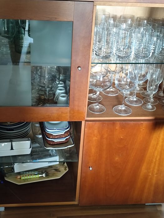 Aparador com vitrine em madeira cerejeira