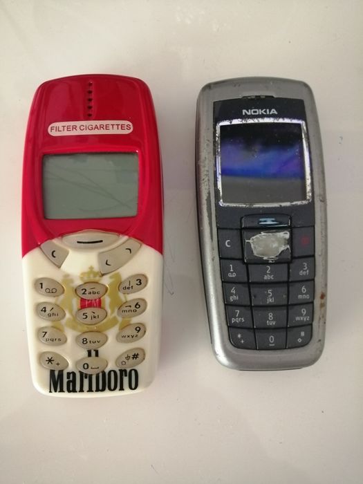 Nokia 3330 com capa personalizada.