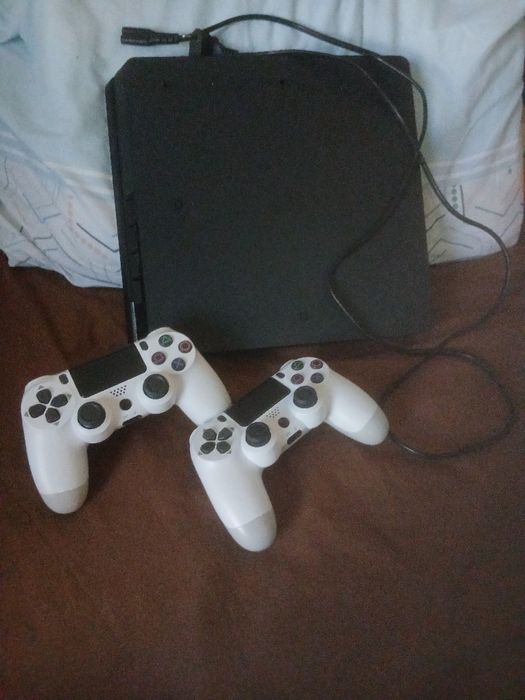 Playstation 4 usada em excelente estado mais os comandos so compatíveis com Playstation 4 novos