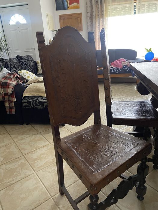 Vendo mesa de madeira com 8 cadeiras