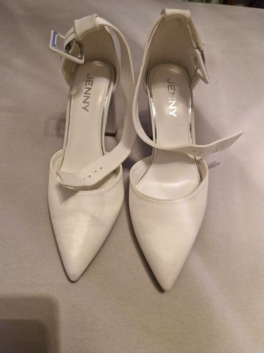 Białe satynowe sandały na obcasie rozmiar 36