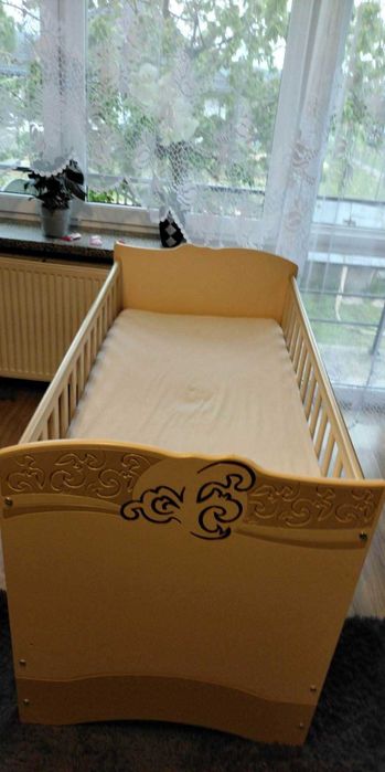 Zastaw łóżeczko dziecięce i komoda