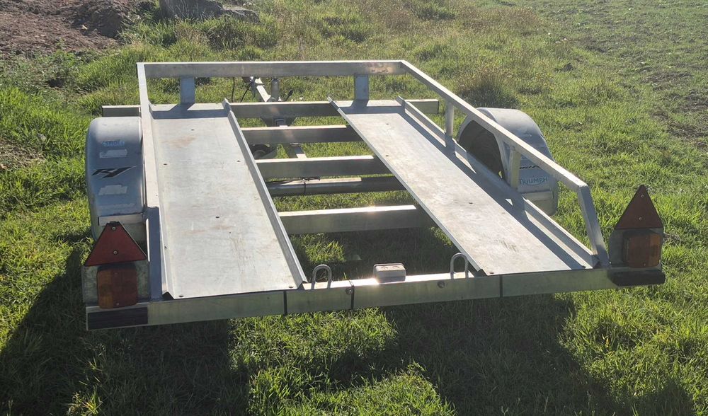 Vendo reboque semi novo