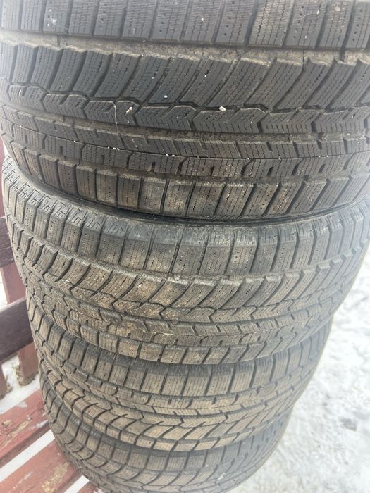 Продам зимові шини 215/50 r17