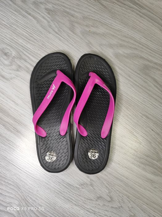 Czarne klapki japonki damskie basenowe Martes