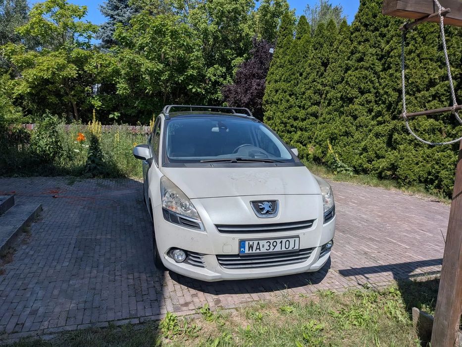 Peugeot 5008 Peugeot 5008 - w sam raz dla rodziny na dłuższe wyprawy.