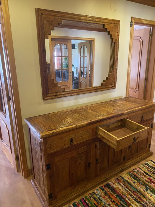 Móvel e espelho mexicano.