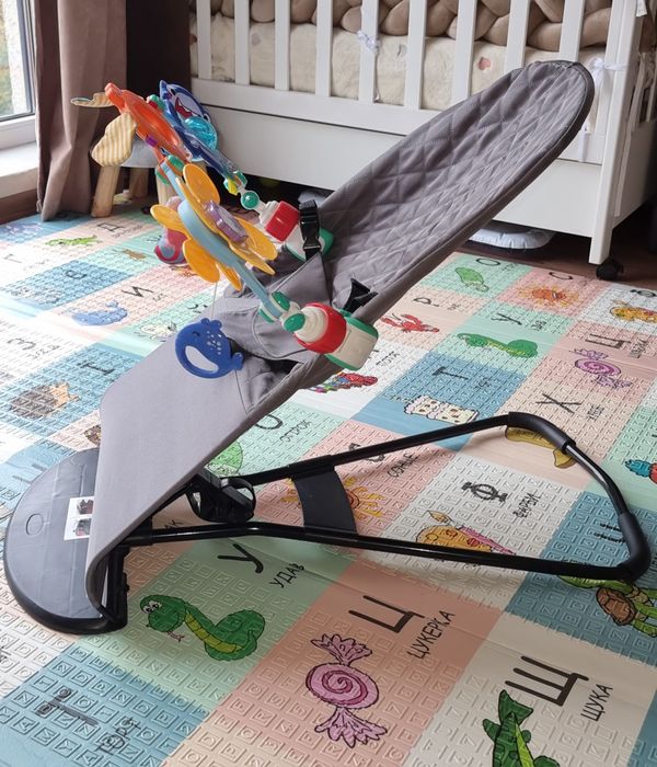 Шизлонг з іграшкою дугою.