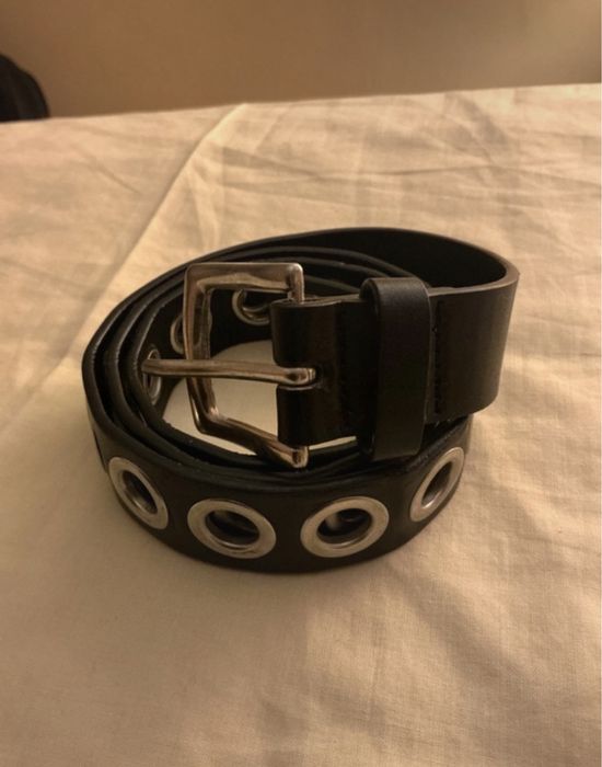 cinto preto com argolas prateadas