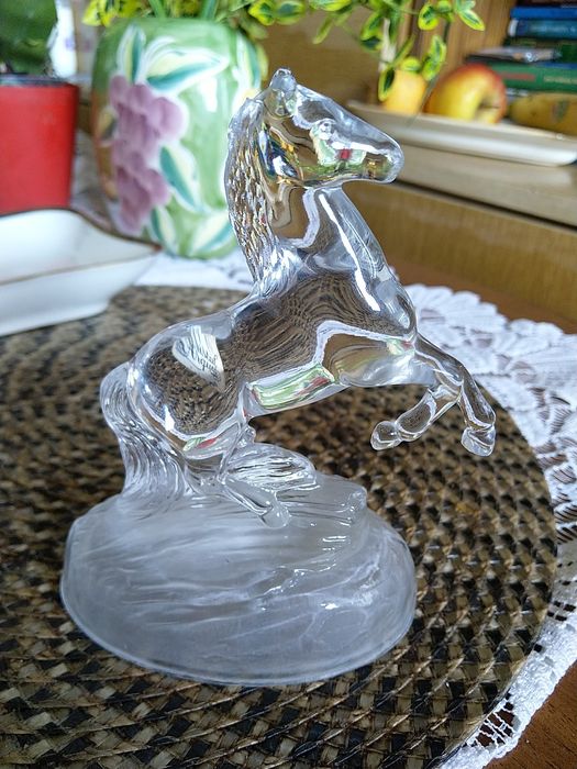 Kryształowa figurka konia.
