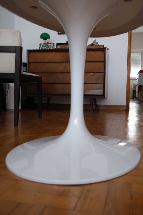 Mesa Tulip OVAL com tampo em mármore