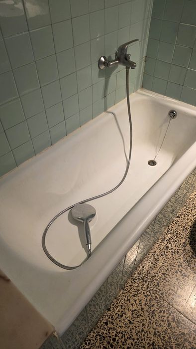 Banheira branca encastrada