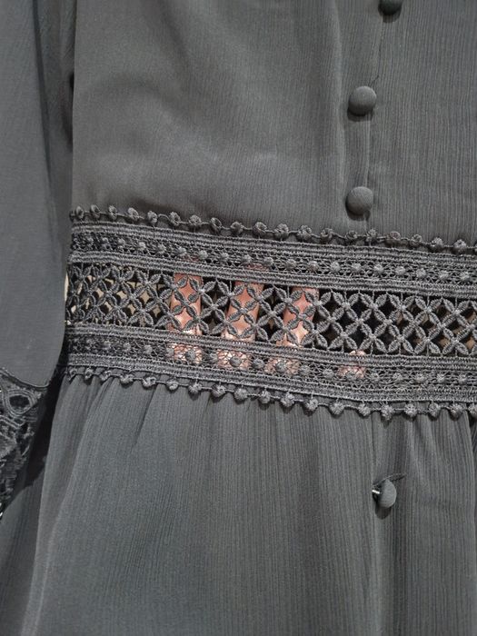 Czarna sukienka z gipiurą M