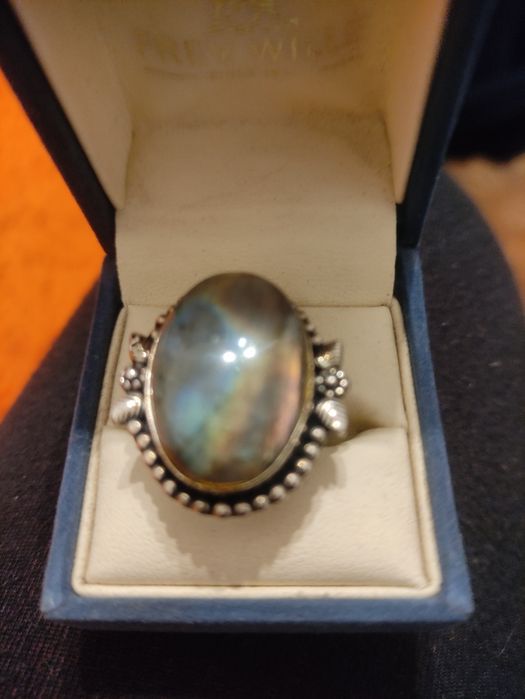 Срібний перстень із лабрадоритом.