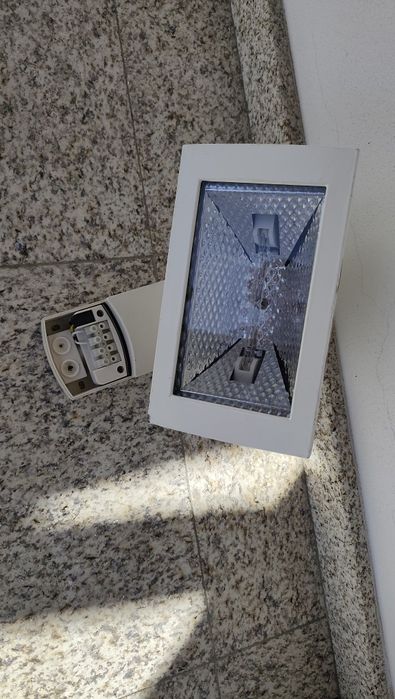 Holofote branco para uso ao ar livre. Ideal para  espaços exteriores