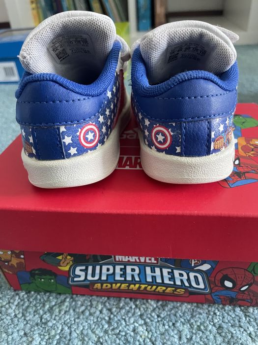Sapatilha adidas capitão América