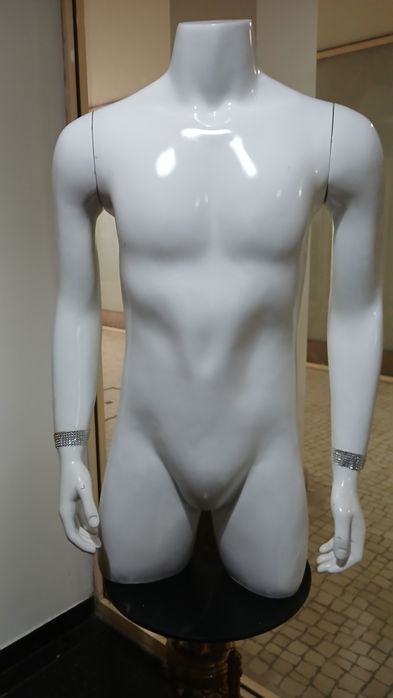 Manequim branco em excelente estado