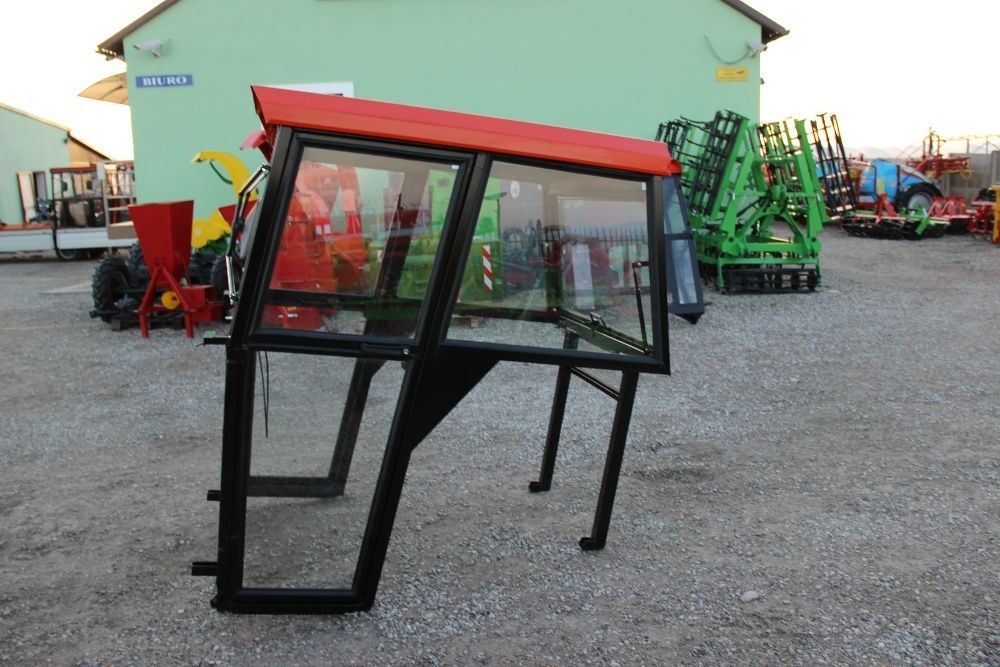 Kabina ciągnikowa do ciągnika MF 235 255 bez błotników CE