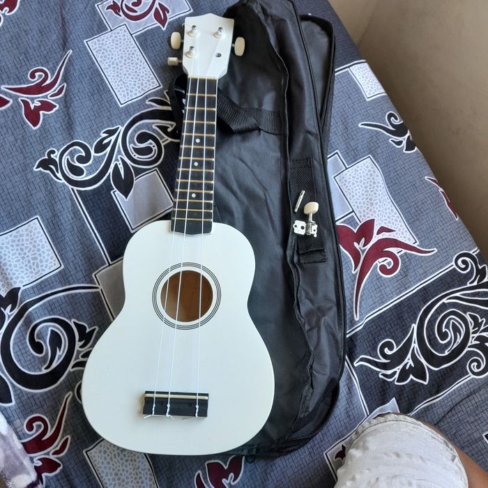 Guitarra acústica em bom estado
