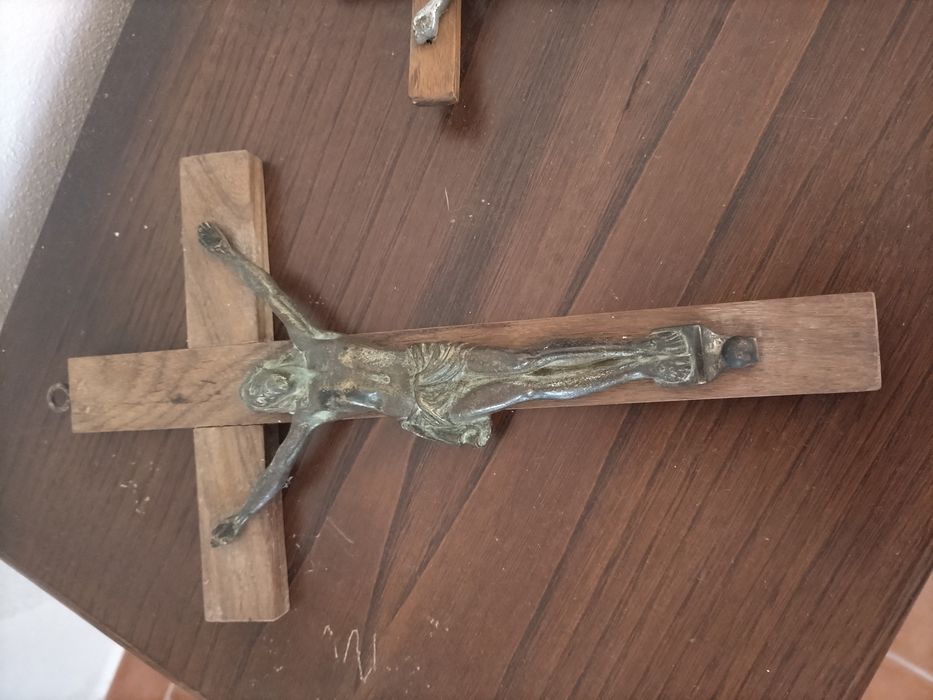 Cristos em cobre/latão e ferro fundido na cruz de madeira
