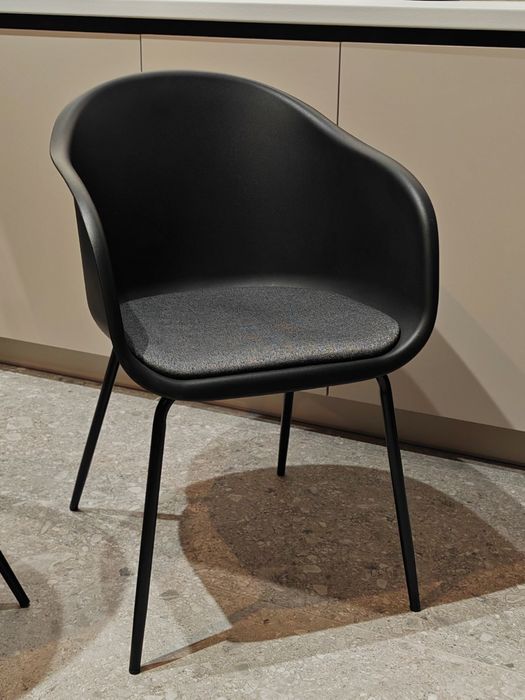 Krzesło z tworzywa sztucznego tapicerowane siedzisko - czarne