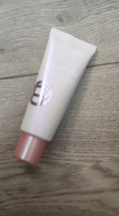 Nowy rozświetlacz glotion Loreal 901